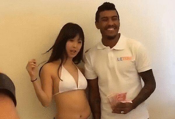 女大学生出差